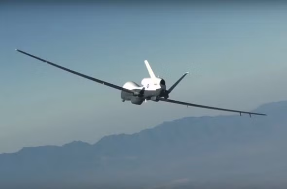 MQ-4C Triton là sản phẩm của hãng Northrop Grumman, giới thiệu lần đầu tiên vào ngày 14/6/2012, được phát triển dựa trên máy bay không người lái RQ-4 Global Hakw với nhiệm vụ đặc thù cho Hải quân Mỹ. Máy bay không người lái này được trang bị nhiều loại khí tài trinh sát hiện đại, trong đó có radar mảng pha chủ động AN/ZPY-3, moldun cảm biến MFAS cho phép nó quét 360 độ không gian bên dưới máy bay, cho phép phát hiện mọi thứ trong tầm quét. Ảnh: Một chiếc MQ-4C đang thực hiện nhiệm vụ.