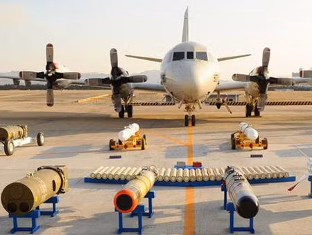 P-3C Orion có thể mang theo 9 tấn vũ khí như tên lửa đối hạm Harpoon, tên lửa không đối không, ngư lôi, các loại phao thủy âm cùng nhiều loại thiết bị trinh sát phát hiện mục tiêu hiện đại như sonar DIFAR, hệ thống đo biến thiên từ trường (MAD), … để có thể phát hiện tàu ngầm đối phương. Ảnh: Vũ khí có thể mang theo của một chiếc P-3C Orion.