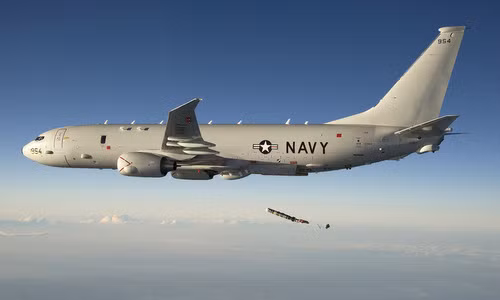 P-8A Poseidon là sản phẩm của hãng hàng không Boeing nổi tiếng, phát triển dựa trên khung thân của máy bay Boeing 737-800, bắt đầu được trang bị trong quân đội Mỹ từ năm 2013. Máy bay bao gồm một phi hành đoàn 9 người: 2 phi công và 7 nhân viên kỹ thuật, và sức chứa tới 34 tấn nhiên liệu, bay liên tục được nhiều giờ trên biển. Ảnh: Máy bay P-8A Poseidon thả phao trinh sát săn ngầm.