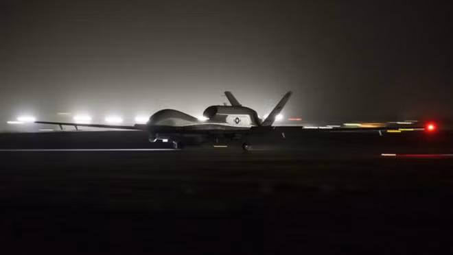 Máy bay được trang bị một động cơ cánh quạt Rolls-Royce AE3007H, cho phép nó có thể bay với vận tốc tối đa 357 dặm/h, trần bay tối đa 18.000m, hoạt động liên tục 30 giờ trên không và tầm bay 9.950 hải lý không cần tiếp nhiên liệu. Đồng thời MQ-4C cũng có trọng lượng cất cánh tối đa là 14.628kg, có thể thu thập thông tin trinh sát trong khu vực biển rộng 2,7 triệu dặm. Ảnh: Một chiếc MQ-4C tại căn cứ Không quân trên đảo Guam làm nhiệm vụ.