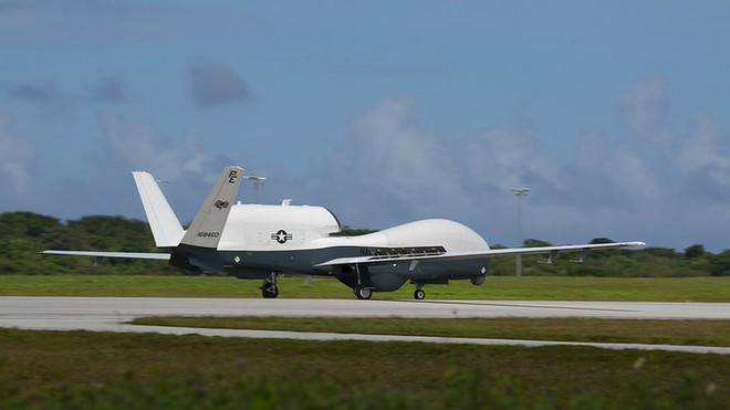 Vào trước đó, đầu năm nay, hai chiếc MQ-4C Triton đã lần đầu được đưa đến căn cứ Không quân Andersen trên đảo Guam của Hạm đội 7 Mỹ nhằm phối hợp cùng các máy bay săn ngầm P-3C Orion và P-8A Poseidon tuần tra khu vực Thái Bình Dương. Rất có thể, chiếc MQ-4C bị phát hiện ở bắc Biển Đông lần này là một trong hai chiếc nói trên. Ảnh: Chiếc MQ-4C đầu tiên có mặt tại căn cứ ở đảo Guam ngày 12/1/2020 - Nguồn: Hải quân Mỹ.