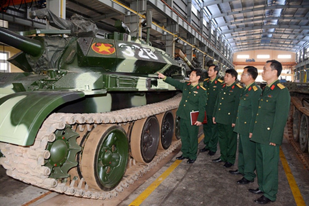 Tuy nhiên mẫu T-54M3 có những yếu tố không hợp lý, trước hết là hỏa lực pháo. Không phủ nhận pháo tăng L7 là loại tiên tiến, nhưng nếu thay đại trà, chúng ta không thể tận dụng số đạn pháo 100 mm của pháo D-10T2S nguyên bản mà chúng ta hiện đang có; chưa kể trường hợp nếu xảy ra chiến tranh, đối tác không bán đạn cho chúng ta. Ảnh: Phiên bản T-54M3 mà Israel nâng cấp cho Việt Nam - Nguồn: Defence.