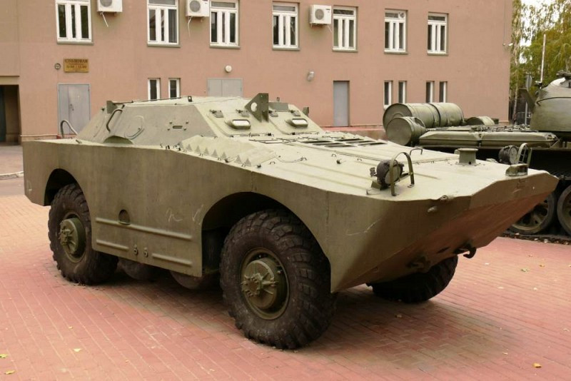 Tuy nhiên BRDM-1 không giống hoàn toàn như Schwimmwagen của Đức, nó được bọc thép nhẹ, đủ để bảo vệ cho kíp xe. Với tốc độ tối đa 100 km/giờ trên đường nhựa và 10 km/giờ khi bơi trên mặt nước, do vậy BRDM-1 có khả năng cơ động rất cao. Ảnh: Xe trinh sát BRDM-1. Nguồn: Wikipedia.