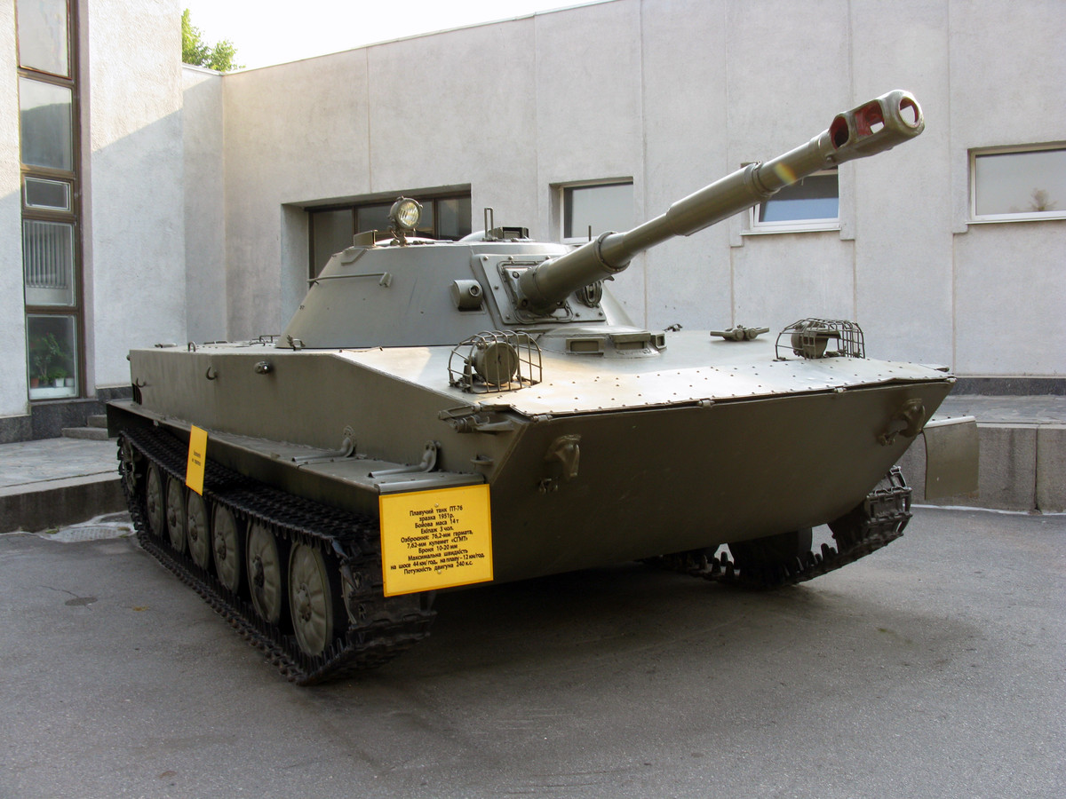 Ngay sau thế chiến II, Liên Xô cũng đã phát triển phiên bản xe tăng hạng nhẹ PT-76 có thể bơi; loại xe tăng này trở thành xe tăng trinh sát tiêu chuẩn của khối quân sự Warsaw. Tuy nhiên với tốc độ tối đa chỉ 43 km/giờ trên đường nhựa, Hồng quân Liên Xô cần một phương tiện nhanh hơn. Ảnh: Xe tăng PT-76. Nguồn: Wikipedia.