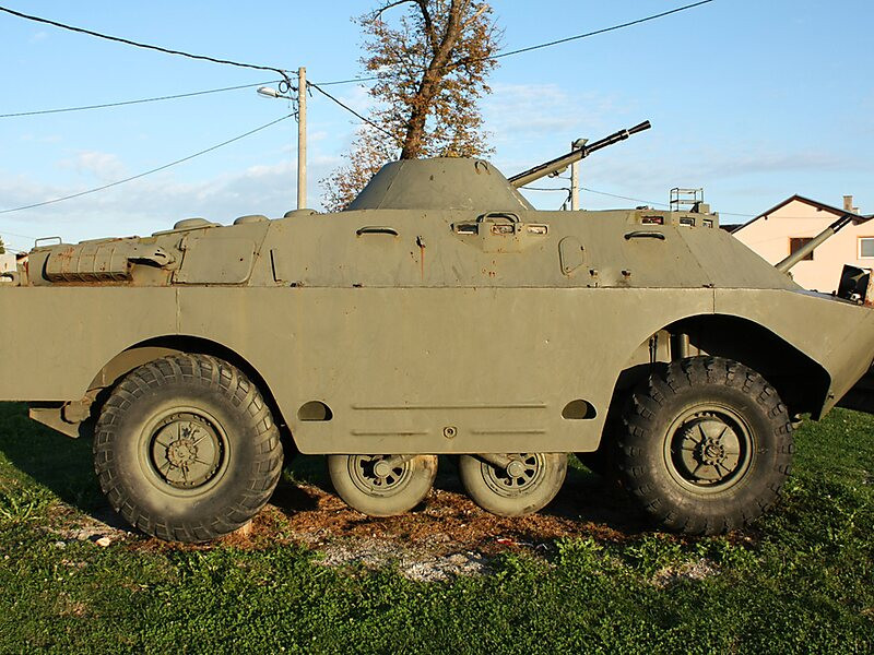 Giống như phiên bản gốc, mẫu xe nâng cấp vẫn có hai cặp bánh bụng dẫn động bằng xích, có thể hạ xuống bởi người lái, hỗ trợ việc vượt qua các rãnh và địa hình hiểm trở. Kíp xe 4 người - bao gồm lái xe, lái phụ kiêm điện đài viên, trưởng xe và pháo thủ. Ảnh: Xe trinh sát BRDM-2. Nguồn: Wikipedia.