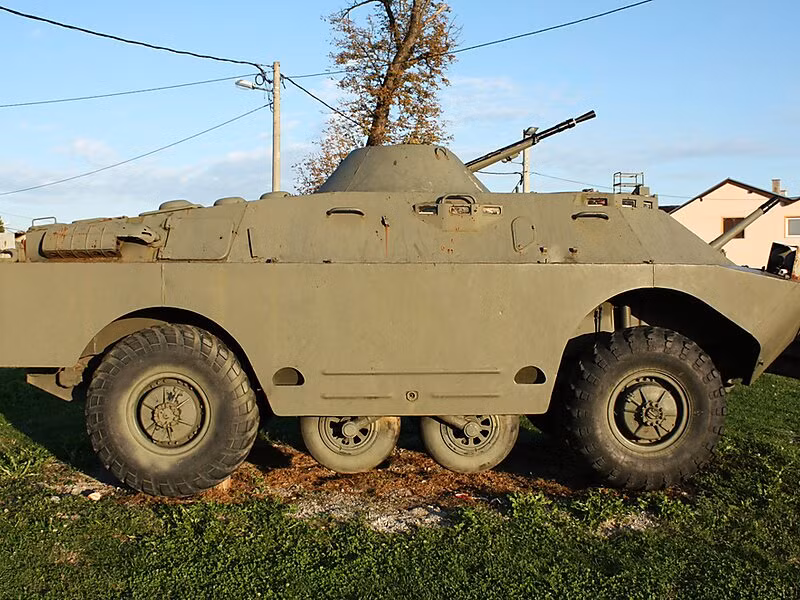 Giống như phiên bản gốc, mẫu xe nâng cấp vẫn có hai cặp bánh bụng dẫn động bằng xích, có thể hạ xuống bởi người lái, hỗ trợ việc vượt qua các rãnh và địa hình hiểm trở. Kíp xe 4 người - bao gồm lái xe, lái phụ kiêm điện đài viên, trưởng xe và pháo thủ. Ảnh: Xe trinh sát BRDM-2. Nguồn: Wikipedia.