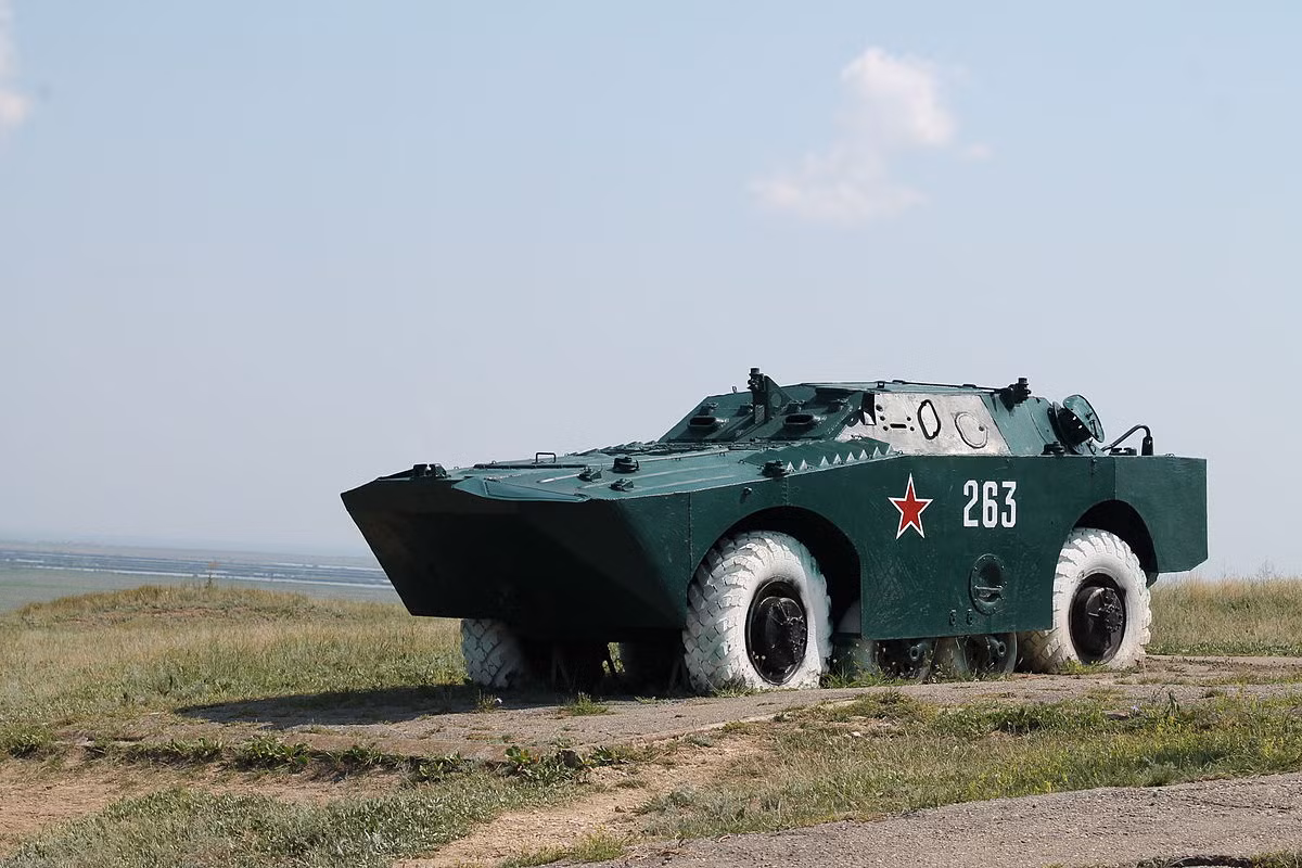 Khi bắt đầu phát triển xe trinh sát BRDM-1, Hồng quân xác định rằng, đây sẽ là một chiếc xe bọc thép lội nước, có thể chứa một kíp xe 5 người; tuy nhiên trên thực tế, nó chỉ yêu cầu một kíp xe chỉ từ 3 đến 4 người, vì ban đầu xe không được trang bị vũ khí. Ảnh: Xe trinh sát BRDM-1. Nguồn: Wikipedia.