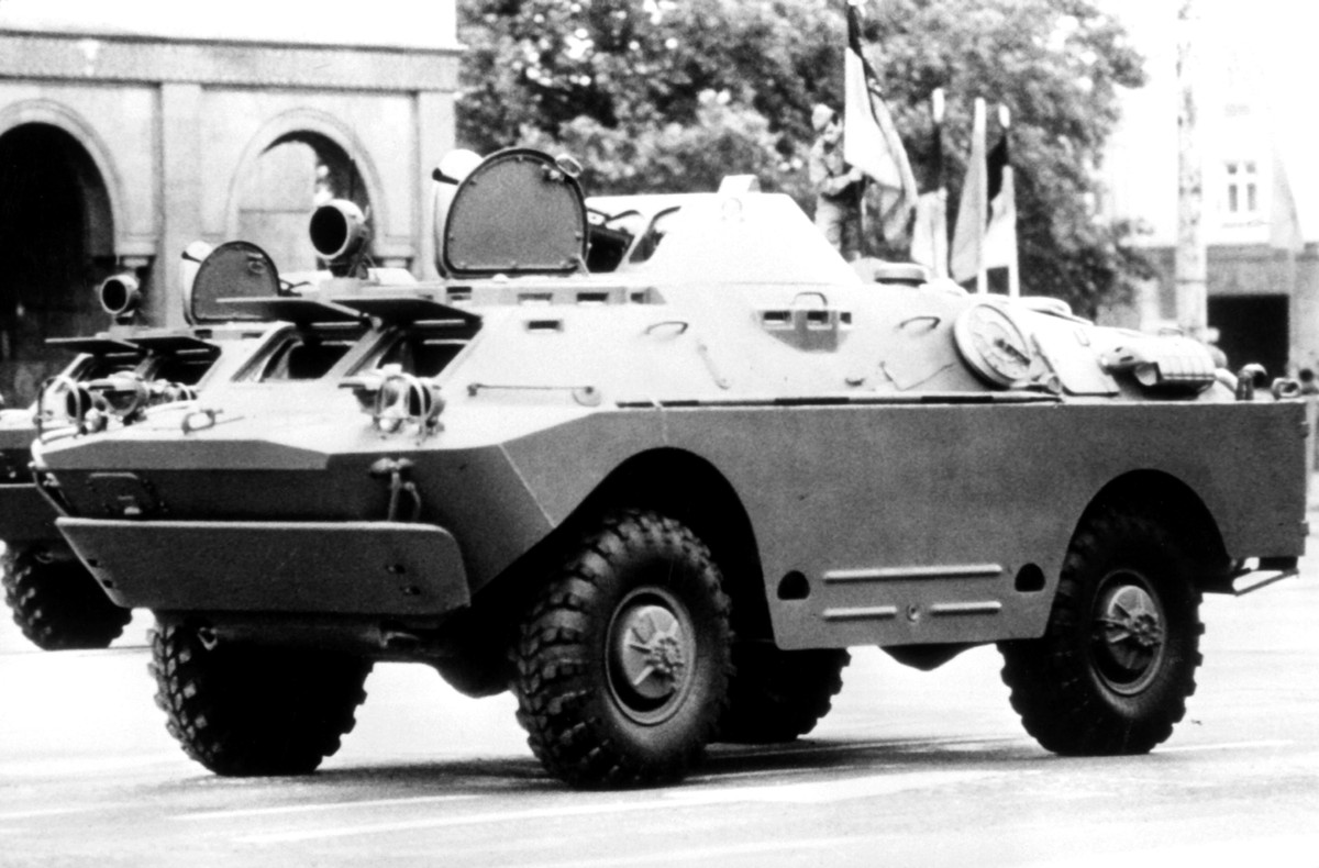 BRDM-1 được đưa vào biên chế vào năm 1957, nhưng đến năm 1962 nó đã được thay thế bằng BRDM-2, giải quyết các hạn chế và nhược điểm của thiết kế ban đầu. Không giống như BRDM-1, mẫu xe mới có tháp pháo và được trang bị súng máy 14,5 mm. Ảnh: Xe trinh sát BRDM-2. Nguồn: Wikipedia.