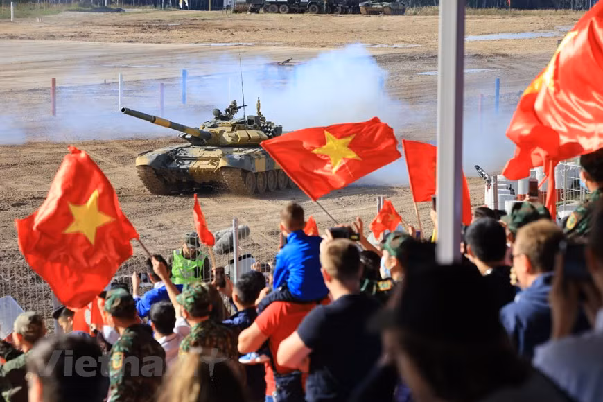 Như thế đã thấy rằng, vũ khí là một chuyện nhưng con người mới là quyết định. Xin chúc mừng đội tuyển xe tăng Việt Nam đã đạt thành tích xuất sắc trong kỳ thi này. Chúng ta có quyền hi vọng lớn vào vòng chung kết khi mà kết quả thi đấu của chúng ta rất tốt. Ảnh: Vietnam+ Video Bán kết Tank Biathlon 2020: Cuộc đua nghẹt thở Việt Nam Vs Myanmar - Nguồn VTC NOW