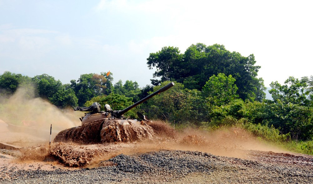 Rồi thì hệ thống lái của trên T-54B cũng nặng nề hơn T-72B3 nhiều. Hệ thống lái của xe tăng T-54, T-55 là hệ thống điều khiển hoàn toàn bằng cơ khí (nguyên bản xe từ 35-50kg). Để điều khiển xe, người lái phải mất nhiều sức lực, nhất là khi lái xe trên các địa hình phức tạp (đèo, dốc, cua,...).