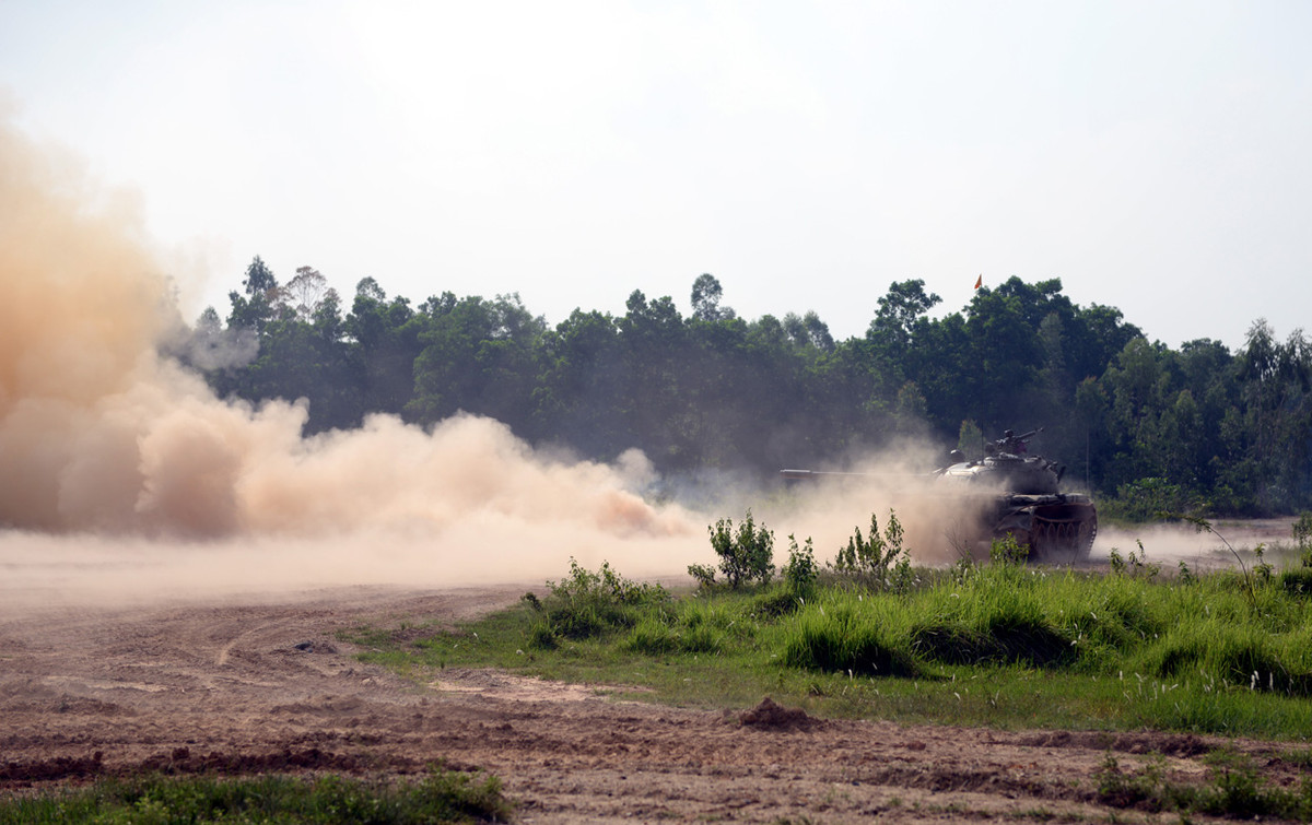 Đó là chưa tính đến động cơ hơn 500hp của T-54B chỉ cho phép xe đạt tốc độ tối đa 50km/h – tất nhiên là lý thuyết vì thực tế không phải lúc nào cũng đạt được. Cho nên nhiều đội tuyển xe tăng nước bạn đã không thể tin nổi khi các chiến sĩ Việt Nam lái T-72B3 đạt tốc độ trên 70km/h.