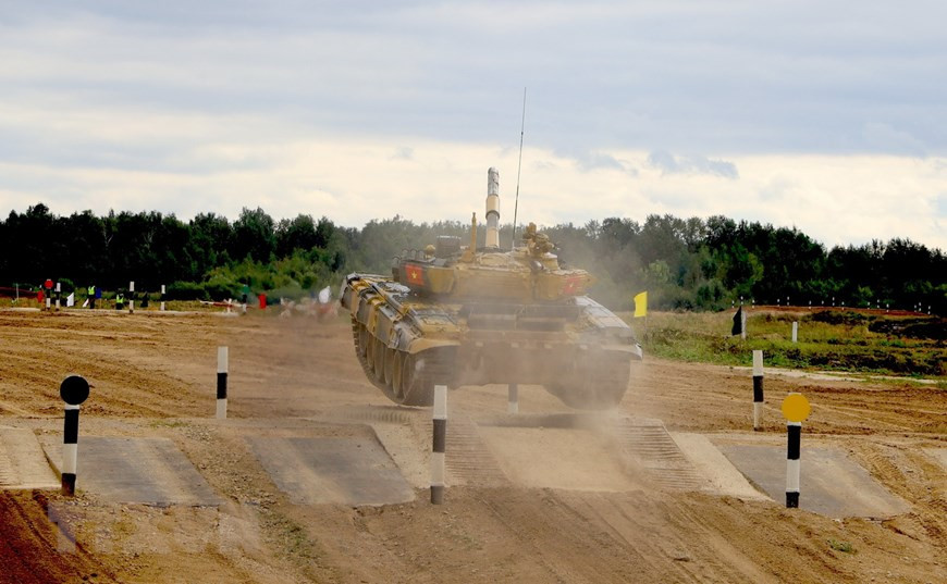 Đó mới chỉ là một số khó khăn nho nhỏ của bộ đội ta khi tập trên T-54B và thi đấu trên T-72B3. Tuy nhiên, sau 4 trận vừa rồi, chúng ta đã thấy rõ điều ngược lại, tốc độ cao nhất của các kíp lái trong những vòng vừa qua là từ 68-70km/h.