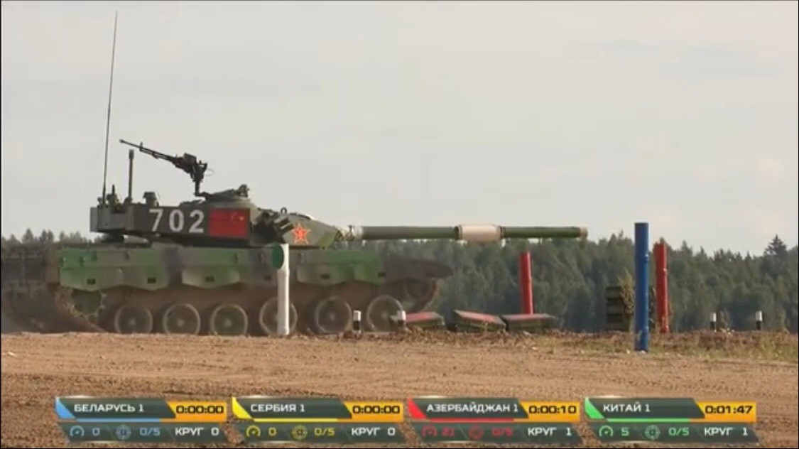 Sau khi nhận đủ cơ số đạn 3 viên cỡ 125mm, xe nhanh chóng tiến vào tuyến bắn và pháo thủ khẩn trương lấy thông số đường ngắm. Mọi công việc đều được kíp lái số 1 của đội tuyển xe tăng Trung Quốc thực hành vô cùng thuần thục và nhuần nhuyễn, chứng tỏ rằng họ đã có một sự chuẩn bị vô cùng kỹ càng. Ảnh: Xe tăng Trung Quốc tiến vào tuyến bắn.