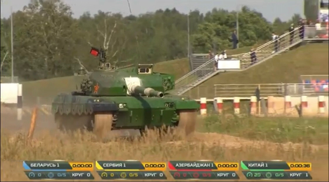 Đội tuyển xe tăng Trung Quốc năm nay thể hiện ý chí vô cùng quyết tâm sau một kỳ Tank Biatlon 2019 đáng thất vọng khi đã không lọt được vào vòng chung kết. Sau hồi kèn khai cuộc và đồng hồ bấm giờ bắt đầu chạy, xe tăng Type-96B của đội Trung Quốc đã nhanh chóng vượt qua phần thi cơ động zic - zắc và bước vào tuyến bắn pháo 125mm. Ảnh: Xe tăng Trung Quốc sau khi vượt qua phần thi cơ động zic - zắc.