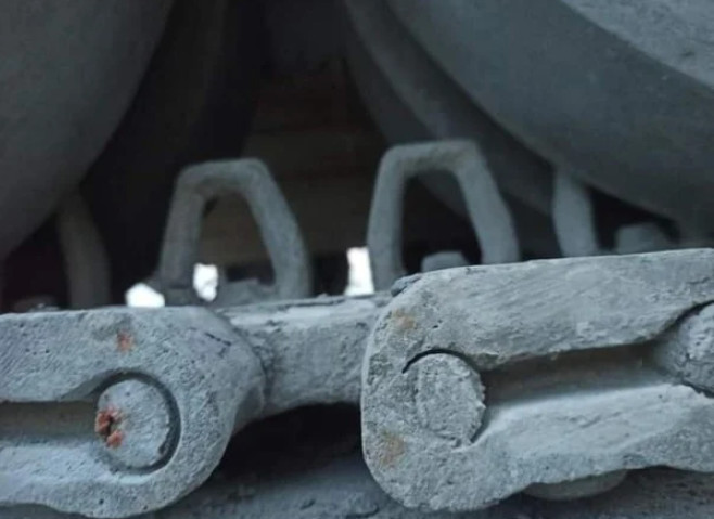 Tờ Sputnik còn nhận định, tượng đài được dựng lên với tỷ lệ 1: 1, những người tạo tượng đài thậm chí còn đúc đầy đủ các chi tiết của dải xích xe tăng.