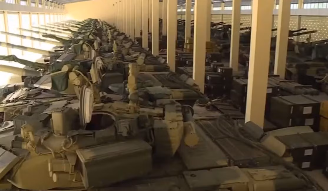 Thực ra, câu trả lời đơn giản thôi, với trang bị 64 xe tăng T-90S/SK mới mua từ Liên bang Nga, việc trích ra một chiếc làm tượng đài là rất phung phí, không cần thiết. Với bàn tay vàng của những người thợ xây mặc áo lính thì việc “chế tạo” một chiếc xe tăng T-90 bằng bê tông đôi khi kinh tế hơn nhiều, đảm bảo yếu tố thẩm mỹ.