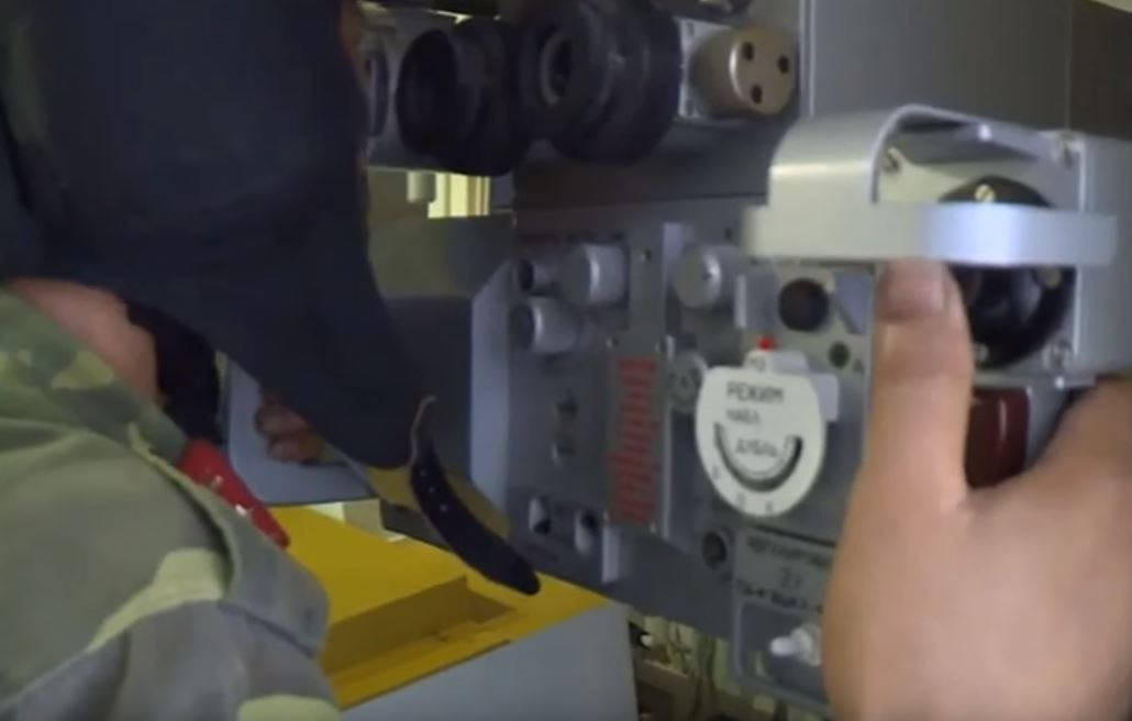 Theo nhà sản xuất, T-90 sở hữu hệ thống điều khiển hỏa lực rất hiện đại, cho phép xe tăng bắn chính xác trong khi đang hành tiến. Trong một cuộc thử nghiệm vào những năm 1990, T-90 đã chứng minh được rằng với kíp lái kinh nghiệm, nó có thể di chuyển với tốc độ trung bình 25km/h, bắn 7 mục tiêu ở cự ly 1.500-2.000m chỉ trong vòng 54 giây. Cùng điều kiện thời gian, dòng Leopard của Đức chỉ bắn trúng 6 mục tiêu còn Abrams của Mỹ bắn 5 mục tiêu.