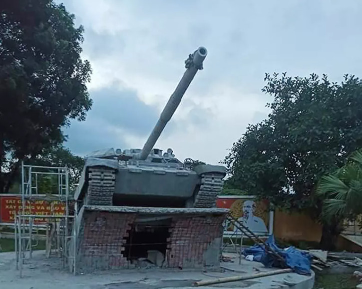 Đầu tuần này, nhiều tờ báo, trang tin điện tử nước ngoài bày tỏ sự ngạc nhiên trước tượng đài xe tăng T-90 đang được xây dựng tại Lữ đoàn Xe tăng 201, Quân đội Nhân dân Việt Nam. "Tượng đài được làm bằng bê tông, xét theo các bức ảnh thì bức tượng được chế tác rất chi tiết", tờ VN Sputnik News (Nga) nhận xét.