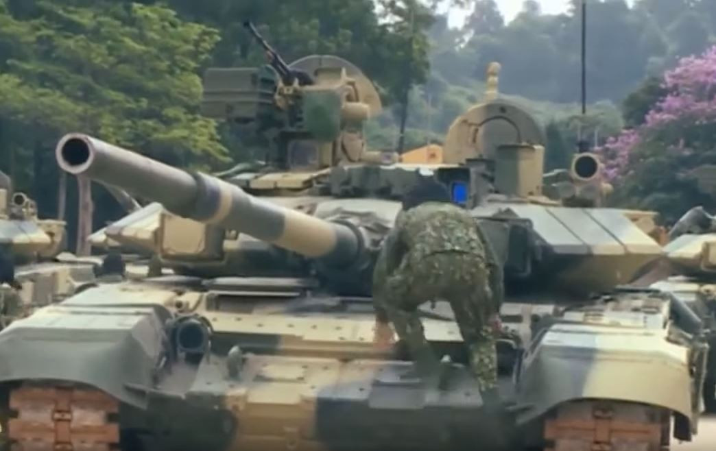 Phiên bản T-90 của Việt Nam được gọi là T-90S - phiên bản xuất khẩu của thế hệ T-90 đầu tiên được sản xuất năm 1992. So với bản nội địa, T-90S trang bị động cơ khỏe hơn V92S2F công suất 1.130hp của nhà máy Chelyabinsk, hệ thống giáp bảo vệ chủ động hoàn chỉnh với giáp Kontakt-5 và hệ thống bảo vệ Shtora-1.