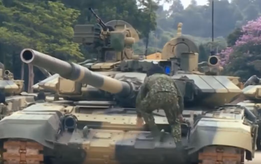 Phiên bản T-90 của Việt Nam được gọi là T-90S - phiên bản xuất khẩu của thế hệ T-90 đầu tiên được sản xuất năm 1992. So với bản nội địa, T-90S trang bị động cơ khỏe hơn V92S2F công suất 1.130hp của nhà máy Chelyabinsk, hệ thống giáp bảo vệ chủ động hoàn chỉnh với giáp Kontakt-5 và hệ thống bảo vệ Shtora-1.