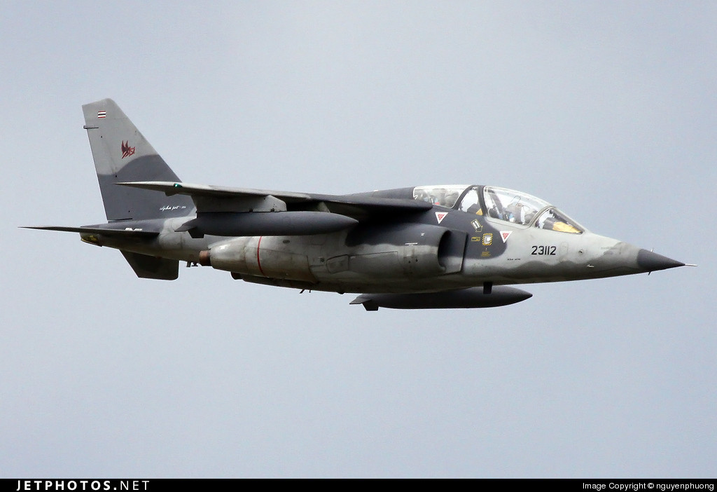 Cuối cùng là 19 chiếc máy bay cường kích hạng nhẹ Alpha Jet do Đức sản xuất. Loại này có tốc độ bay chậm, dưới âm, khả năng mang vác vũ khí kém (2,5 tấn). Hiện Thái Lan cũng chưa có kế hoạch nâng cấp các máy bay tấn công mặt đất.