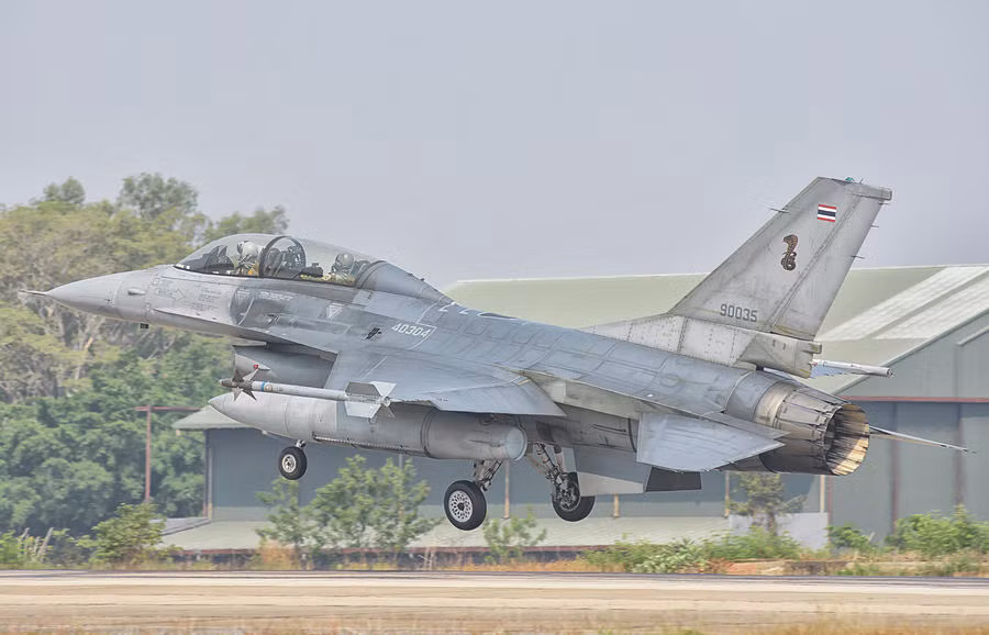 Loại máy bay chiến đấu đông đảo nhất của Thái Lan hiện nay là 53 chiếc F-16A/B Block 15 mua của Mỹ từ năm 1985. Hiện số máy bay đã phải tăng tổng niên hạn lần 2 và đã trải qua nâng cấp nhiều lần để tiếp tục sử dụng.
