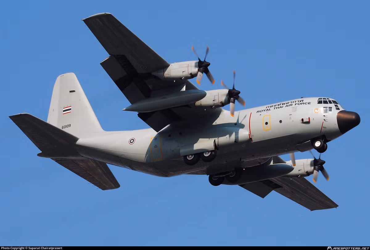 Lực lượng vận tải chủ lực của Thái Lan hiện xoay quanh 12 máy bay "lực sĩ" C-130H và 8 chiếc DC-3 kiểu cũ của Mỹ. Trong khi đội máy bay VIP thì được đầu tư rất "hoành tráng" với các đời Airbus A319/320/340, Boeing 737, Sukhoi Superjet 100...