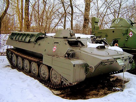 Xe được trang bị một động cơ Diesel YaMZ 238 công suất 240 mã lực cho phép xe có thể đạt vận tốc tối đa 61 km/h trên địa hình bằng phẳng và có thể bơi bằng hệ thống xích với tốc độ 5 - 6km/h. Vũ trang một tháp súng máy PKT 7.62mm nằm ở bên phải xe cho phép nó có thể yểm trợ hỏa lực cho bộ binh trên chiến trường. Ảnh: Một xe thiết giáp MT-LB trong bảo tàng.