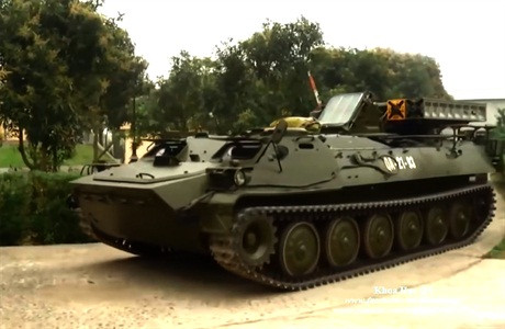 Một vũ khí thứ hai nổi tiếng cũng không kém, hiện đang dùng khung gầm xe thiết giáp MT-LB trong Quân đội ta là hệ thống phòng không tầm thấp Strela-10. Mỗi hệ thống mang 4 ống phóng tên lửa 9M37 tầm bắn hiệu quả 5.000m, độ cao 25-3.500m, tích hợp cùng radar và thiết bị quang điện tử đặt trên một xe. Nhờ sử dụng khung gầm xe MT-LB giúp hệ thống có độ việt dã cao, cơ động tốt. Ảnh: Tổ hợp Strela-10 của Quân chủng Phòng không - Không quân.