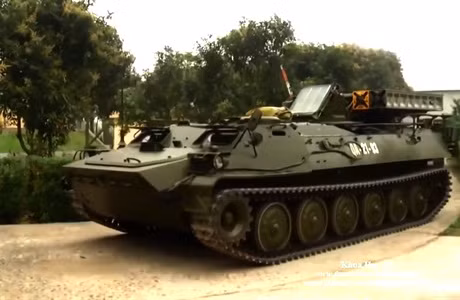 Một vũ khí thứ hai nổi tiếng cũng không kém, hiện đang dùng khung gầm xe thiết giáp MT-LB trong Quân đội ta là hệ thống phòng không tầm thấp Strela-10. Mỗi hệ thống mang 4 ống phóng tên lửa 9M37 tầm bắn hiệu quả 5.000m, độ cao 25-3.500m, tích hợp cùng radar và thiết bị quang điện tử đặt trên một xe. Nhờ sử dụng khung gầm xe MT-LB giúp hệ thống có độ việt dã cao, cơ động tốt. Ảnh: Tổ hợp Strela-10 của Quân chủng Phòng không - Không quân.