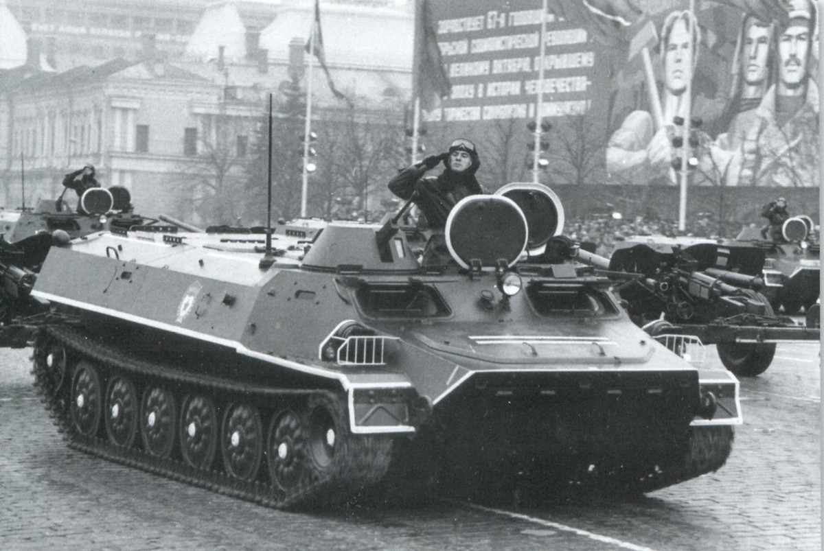 Xe MT-LB có trọng lượng 11.9 tấn, dài 6.45m, rộng 2.86m, cao 1.86m, được thiết kế của ra ở đuôi giúp bảo vệ chiến sĩ tốt hơn nhiều trước các loại hỏa lực trên chiến trường của kẻ địch so với dòng BTR bánh lốp. Đồng thời xe cũng có thể chở theo 11 binh sĩ mang đầy đủ trang bị hoặc kéo theo 6.5 tấn hàng hóa. Ảnh: Xe MT-LB của Quân đội Liên Xô.