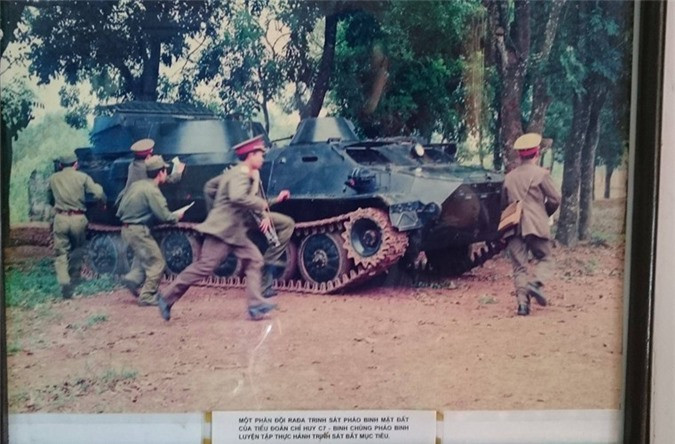 Cuối cùng, dù ít được biết đến nhưng Việt Nam cũng đang sử dụng hệ thống radar trinh sát pháo binh SNAR-10 dùng khung gầm xe thiết giáp MT-LB. Radar có thể phát hiện mục tiêu di động trên mặt đất ở cự ly 17km, phát hiện khẩu đội pháo đối phương khai hỏa từ 4-10km, mục tiêu trên mặt biển là 30km. Đây được cho là một loại vũ khí lợi hại của Pháo binh Việt Nam, giúp phát hiện những trận địa pháo của địch và truyền thông số cho quân ta đáp trả. Ảnh: Chiến sĩ triển khai tổ hợp SNAR-10.