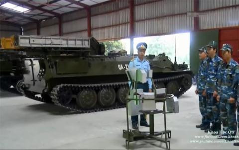 Ngoài ra hệ thống cũng được trang bị 4 - 8 đạn dự trữ và chỉ mất 3 phút để nạp đạn. Tên lửa có thể được điều khiển tới mục tiêu bằng hai chế độ: Hồng ngoại và Quang học. Hệ thống cũng có khả năng diệt mọi loại mục tiêu bay thấp như máy bay trực thăng, máy bay chiến đấu tên lửa hàng trình, máy bay không người lái (UAV),… là vũ khí hiệu quả vô cùng đắc lực tạo lá chắn phòng không cho đội hình bộ binh. Ảnh: Cán bộ chiến sĩ huấn luyện với hệ thống Strela-10.