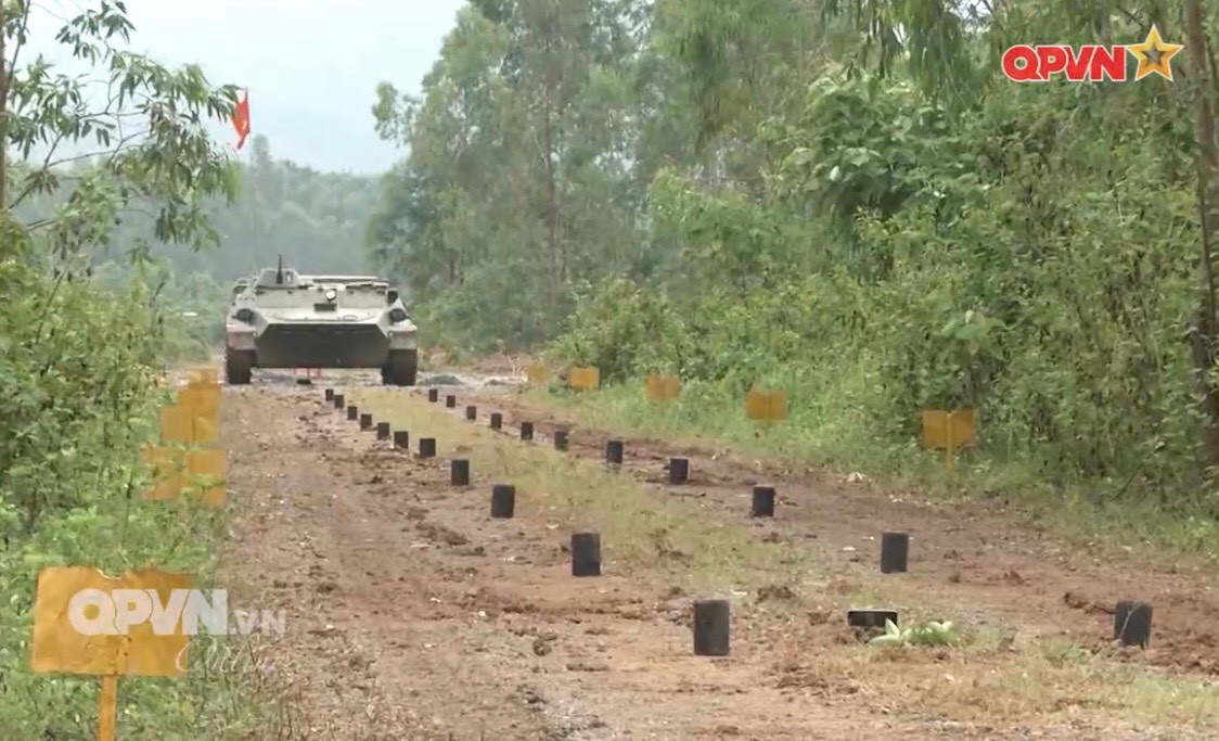 Mặc dù vậy, xe MT-LB nguyên bản không quá nổi tiếng và thông dụng với mục đích chở quân cơ động ra chiến trường như dùng xe thiết giáp bánh lốp BTR. Tuy nhiên khung gầm của nó lại khá thông dụng trong việc triển khai nhiều làm nhiều loại khí tài khác nhau. Ảnh: Xe thiết giáp MT-LB thực hành vận động trên đường nhiều vật cản. Ảnh: QPVN.