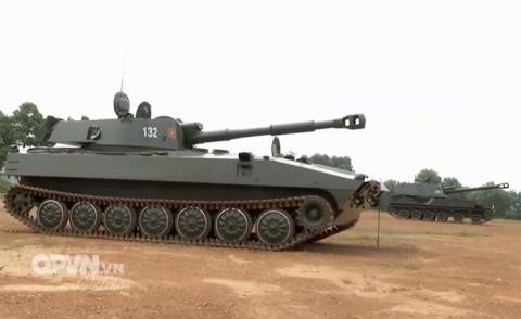 Nổi tiếng nhất phải kể đến là tổ hợp pháo tự hành bánh xích 2S1 Gvozdika 122mm sử dụng khung gầm xe thiết giáp MT-LB. Tổ hợp trang bị một pháo 2A18 122mm, có tốc độ bắn 5 phát/phút, dự trữ đạn trong xe 40 viên, tầm bắn 15km và sơ tốc đầu đạn 680m/s. Đây là một trong những loại pháo tự hành chủ lực của Việt Nam hiện nay. Ảnh: Pháo tự hành 2S1 Gvozdika.