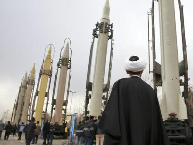 Trong một thời gian tới, xung quanh vấn đề cấm vận vũ khí đối với Iran, Mỹ và Nga có thể có một cuộc đối đầu gay gắt trong Hội đồng Bảo an. Tuy nhiên vì lợi ích quốc gia, Nga sẽ kiên quyết phản đối Mỹ áp đặt lại lệnh cấm vận vũ khí với Iran; và quan hệ Mỹ - Nga sẽ tiếp tục có những căng thẳng mới vì Iran. Ảnh: Tên lửa đất đối đất do Iran sản xuất tại một cuộc triển lãm quân sự ở Tehran.