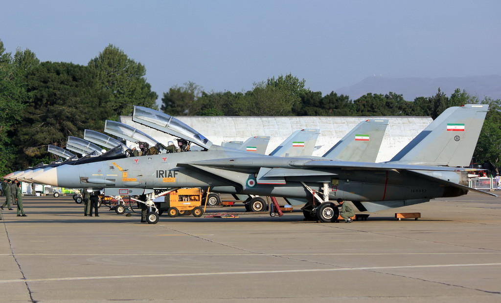 Về Không quân, Iran đang bị tụt lại xa so với các quốc gia tại khu vực Trung Đông; hiện tại, các loại máy bay chiến đấu của Iran phần lớn được mua trước thời kỳ cách mạng Hồi giáo năm 1979, như F-4D/E, F-5E/F, F-14 và một số máy bay chiến đấu mua về sau như MiG-29A, J-7, nhưng đều được chế tạo từ thế kỷ trước, khả năng chiến đấu kém xa so với các loại chiến đấu cơ của châu Âu và Mỹ.
