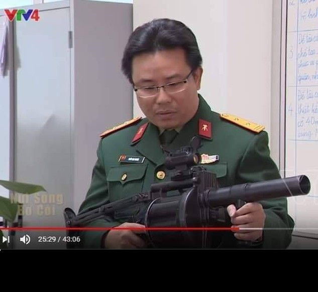 Nhận thấy những mặt hạn chế của M-79, Việt Nam đã chế tạo ra loại súng phóng lựu ổ xoay mới với tên gọi SPL-6 (súng phóng lựu - 6 đạn). Loại súng này đã xuất hiện từ đầu những năm 2010 tuy nhiên mới chỉ dừng lại ở mức sản xuất thử nghiệm, đề tài, chưa từng được biên chế cho lực lượng huấn luyện chiến đấu. Ảnh: Súng phóng lựu SPL-6 của Việt Nam. 