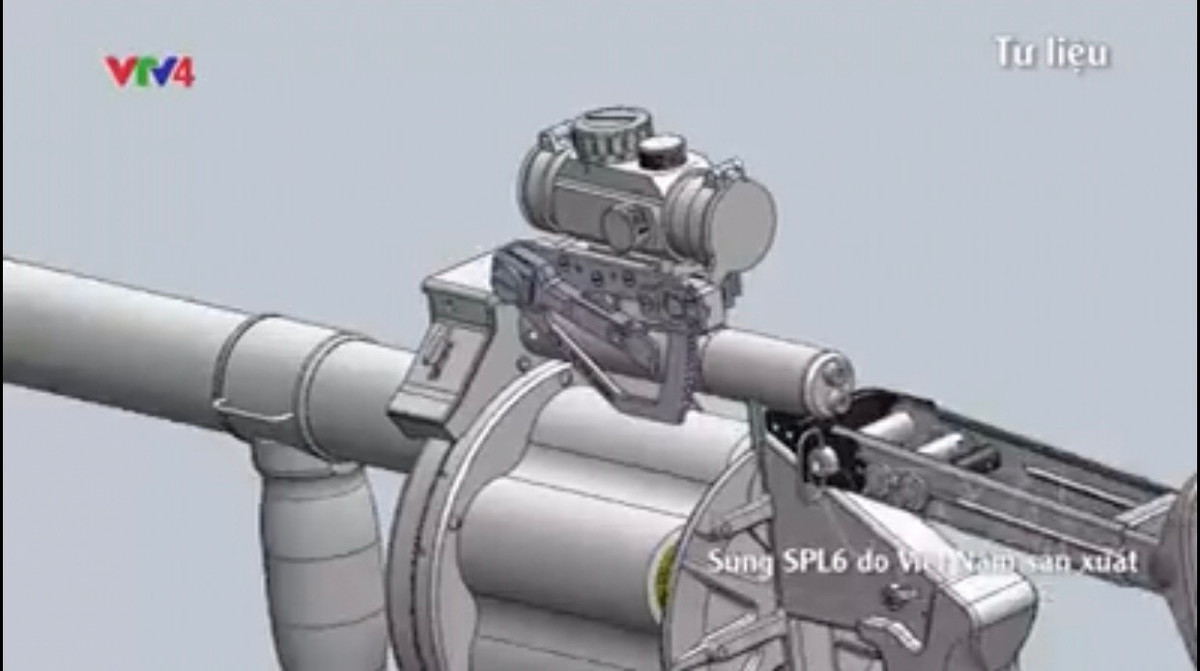 Súng không trang bị thước ngắm cơ học như M-79 mà tích hợp sẵn rail Picatinny cho phép nó sử dụng các loại kính ngắm quang học, tạo độ chính xác cao hơn nhiều so với loại súng cũ. Ảnh: Cận cảnh kính ngắm quang học trên súng SPL-6. Nguồn: VTV.