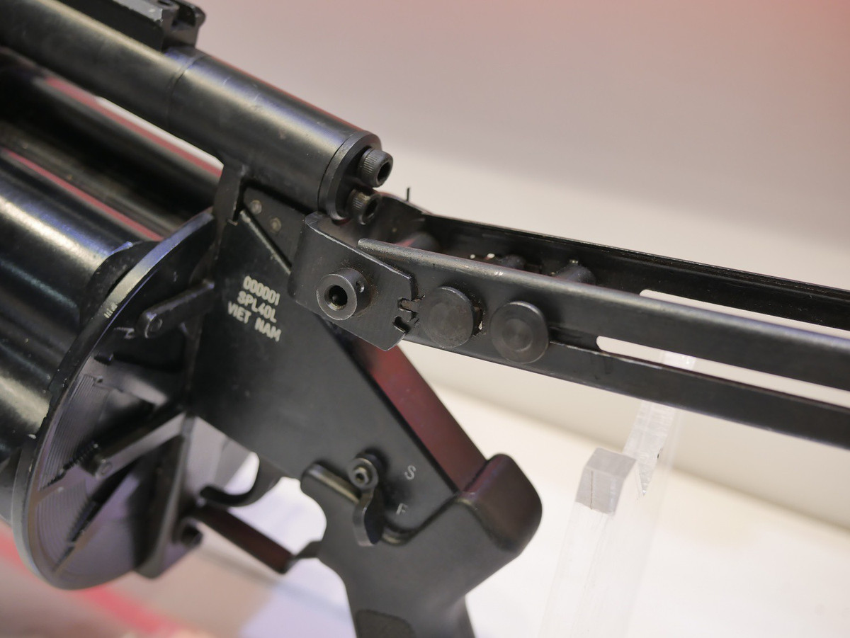 Mặc dù vậy, súng SPL-6 vẫn có một có nhược điểm là khối lượng súng khá lớn, báng súng còn chưa thể điều chỉnh mức độ để phù hợp với vai người bắn. Ảnh: Cận cảnh hệ thống cò và báng súng của SPL-6.