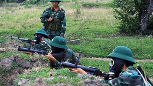 Mặc dù vậy, do thời gian sử dụng đã lâu, là công nghệ của những năm 1960 nên M-79 đến nay đã bộc lộ một số hạn chế, trong đó có việc súng sử dụng cơ chế bắn phát một, cung cấp mật độ hỏa lực không cao. Cộng với việc trong tiểu đội phải mất đi một tay súng trường để sử dụng súng phóng lựu M-79 làm giảm sức mạnh tiểu đội, trong khi đó đa phần các nước đã chuyển qua sử dụng súng phóng lựu kẹp nòng hoặc súng phóng lựu ổ xoay. Ảnh: Chiến sĩ Việt Nam với tập luyện với M-79 và mặt nạ phòng hóa.