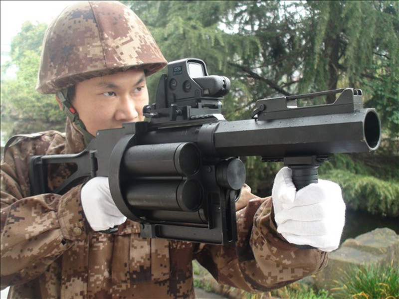 Có thể thấy, trong bối cảnh các nước xung quanh là Trung Quốc và Campuchia đã đưa vào trang bị mẫu súng phóng lựu ổ xoay LG-4 có nhiều ưu điểm vượt trội hơn M-79 của Việt Nam, quân đội ta đã nhanh chóng đưa vào trang bị súng phóng lựu SPL-6 để có thể làm đối trọng, có tính năng tương đương với loại vũ khí nước ngoài. Từ đó góp phần nâng cao hơn khả năng tác chiến của chiến sĩ trong môi trường chiến tranh hiện đại. Ảnh: Binh sĩ Trung Quốc với súng phóng lựu ổ xoay LG-4.