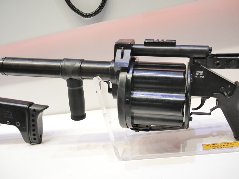 Súng sử dụng cơ cấu nạp đạn ở xoay với 6 đạn cỡ 40x46mm,tốc đạ bắn tốc đa 2 phát/s, sơ tốc đạn đạt 76m/s và tầm bắn hiệu quả 375m, tối đa 400m. Ảnh: Cận cảnh SPL-6 tại triển lãm Indodefence tại Indonesia năm 2018 với định danh là SPL-40L.