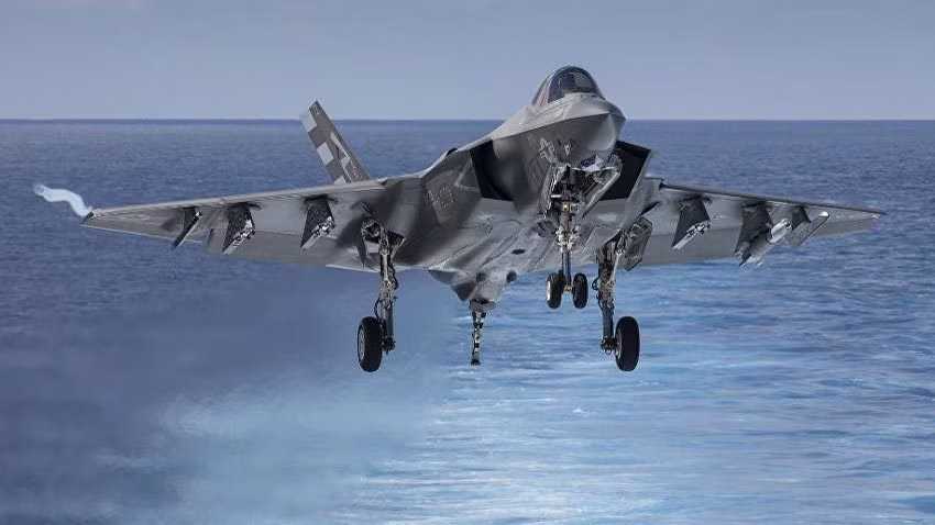 Cả F-22 và F-35 đều thuộc máy bay chiến đấu thế hệ 5, tác chiến hiệu quả trong mọi điều kiện thời tiết. Hai loại máy bay này có tính năng tàng hình cao, khả năng bay hành trình siêu âm và sử dụng được những loại vũ khí hiện đại nhất; hiện F-22 không còn được sản xuất, nhưng F-35 hiện đang được sản xuất hàng loạt; Không quân Mỹ dự định thay thế hoàn toàn các loại máy bay thế hệ 4 như F-16 hay F/A-18 bằng F-35.
