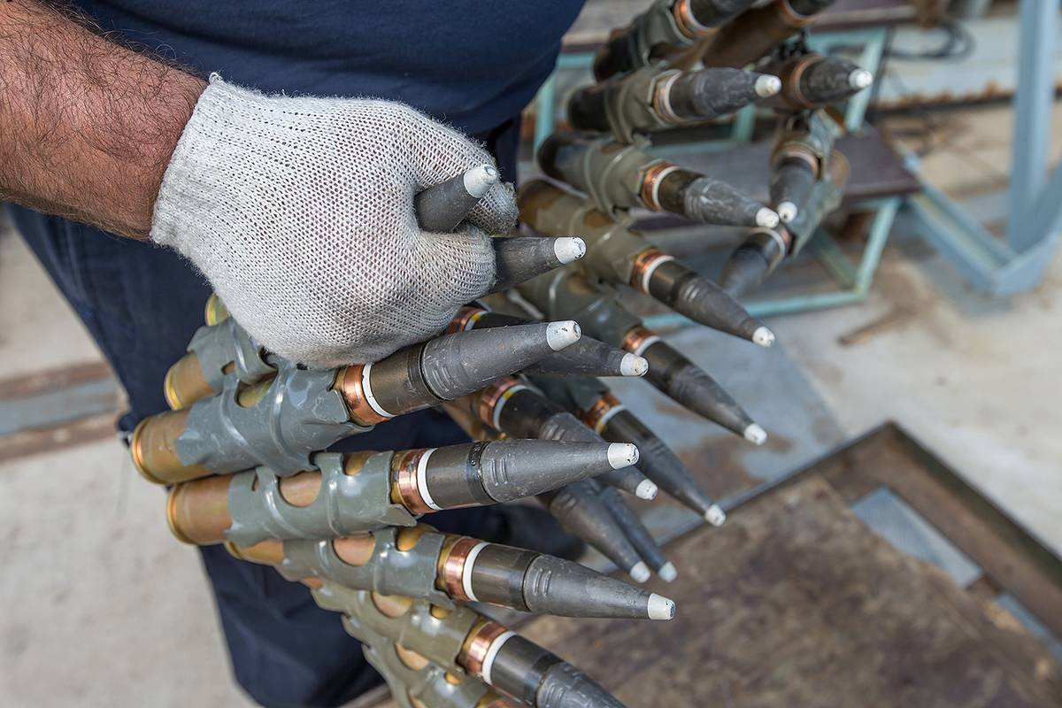 Loại pháo này trang bị đạn 30x165mm có thể dùng để bắn không chỉ mục tiêu trên không mà dưới mặt đất, mặt nước với các kiểu đạn xuyên giáp, đạn nổ phá mảnh... Mỗi viên đạn tuy không có sức công phá bằng đầu đạn tên lửa, nhưng nó là đủ để xé toạc một chiếc máy bay với chỉ vài viên khi vật thể bay với tốc độ cận âm thanh.