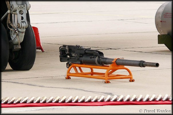 GSh-30-1 hay còn gọi là 9A-4071K là loại pháo tự động tiêu chuẩn trên hầu hết các dòng máy bay tiêm kích MiG và Sukhoi hiện nay. Khẩu pháo ra đời năm 1977 do nhà thiết kế V. Gryazev, A. Shipunov đồng sáng chế, chúng được sản xuất và trang bị cho hầu hết các máy bay chiến đấu của Liên Xô (Nga) từ thời điểm đó tới nay. Chúng thường được lắp ở gốc cánh phải, gần vị trí cabin lái máy bay.