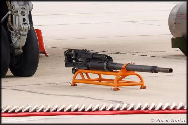 GSh-30-1 hay còn gọi là 9A-4071K là loại pháo tự động tiêu chuẩn trên hầu hết các dòng máy bay tiêm kích MiG và Sukhoi hiện nay. Khẩu pháo ra đời năm 1977 do nhà thiết kế V. Gryazev, A. Shipunov đồng sáng chế, chúng được sản xuất và trang bị cho hầu hết các máy bay chiến đấu của Liên Xô (Nga) từ thời điểm đó tới nay. Chúng thường được lắp ở gốc cánh phải, gần vị trí cabin lái máy bay.