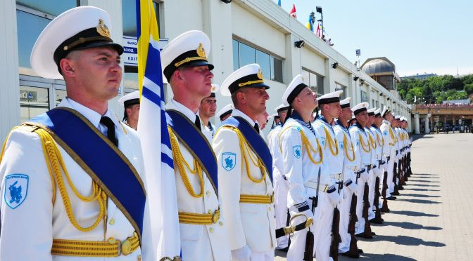 Năm 2014, Tổng thống Ukraine khi đó là ông Petro Poroshenko đã từng tuyên bố hùng hồn rằng, Ukraine đã, đang và sẽ là một cường quốc biển. Đây là một phát ngôn có phần hơi mạo hiểm, khi mà ở thời điểm đó, quốc gia này còn không đủ chi phí để duy trì các tàu chiến có được từ Hạm đội Biển Đen của Liên Xô để lại chứ đừng nói là đóng những con tàu mới. Ảnh: Đội danh dự của Hải quân Ukraine.