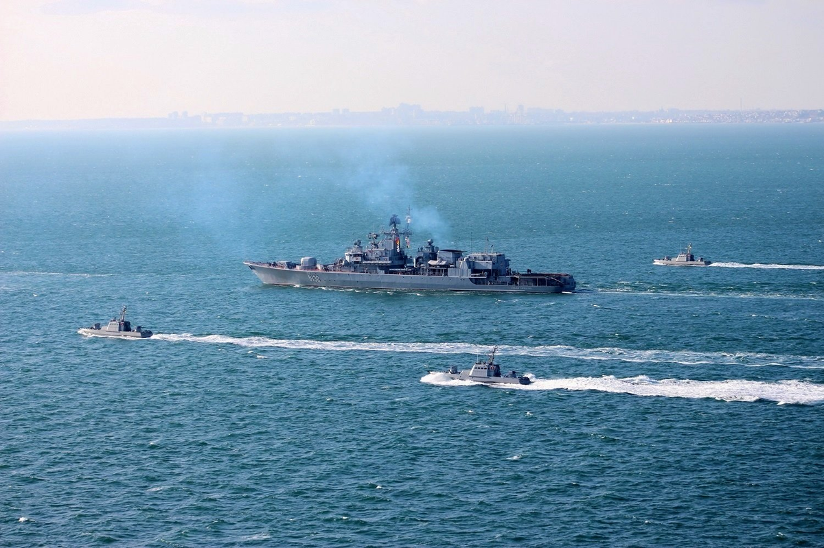 Nhìn chung, hạm đội tàu mặt nước của hải quân Ukraine hiện nay chỉ toàn là những tàu tuần tra cỡ nhỏ, vũ trang hạn chế, không có khả năng đi biển xa và bám biển dài ngày. Như vậy, rất khó có thể gây ra tổn thất nặng nề cho kẻ thù tiềm năng trên Biển Đen chứ đừng nói là có được chiến thắng. Dẫu vậy, trong chiến tranh chúng ta vẫn chưa thể nói trước được điều gì và hi vọng trong tương lai, người Ukraine sẽ thức tỉnh về những mộng tưởng xa rời thực tế để có những đầu tư hiệu quả. Ảnh: Tàu khu trục săn ngầm U130 phối hợp tác chiến với các tàu pháo Gyurza-M của Hải quân Ukraine. Video Nga, Ukraine cùng kỷ niệm ngày Hải quân - Nguồn: VTC14