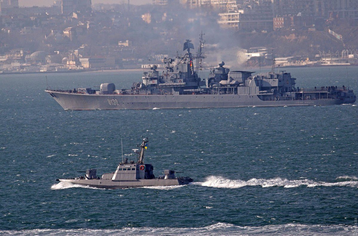 Dù vậy, sau khi Poroshenko bị truất quyền tổng thống, Ukraine đã liên tiếp cất giảm ngân sách dành cho phát triển hải quân, kế hoạch trên đã không còn bao giờ có thể trở thành sự thật. Đồng thời, Hoa Kỳ cũng đã khiến Ukraine phải hài lòng với 16 tàu cao tốc cỡ nhỏ Mark IV. Tất nhiên không phải miễn phí, mà số tàu này được thông qua bằng chương trình bán vũ khí quân sự liên chính phủ cho nước ngoài của Mỹ. Ảnh: Tàu pháo tuần tra Gyurza-M di chuyển cùng tàu khu trục săn ngầm U130 lớn nhất của Ukraine